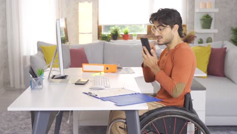 Selbstständiger-Behinderter-Teenager,-Der-In-Seinem-Rollstuhl-Sitzt-Und-Telefoniert.